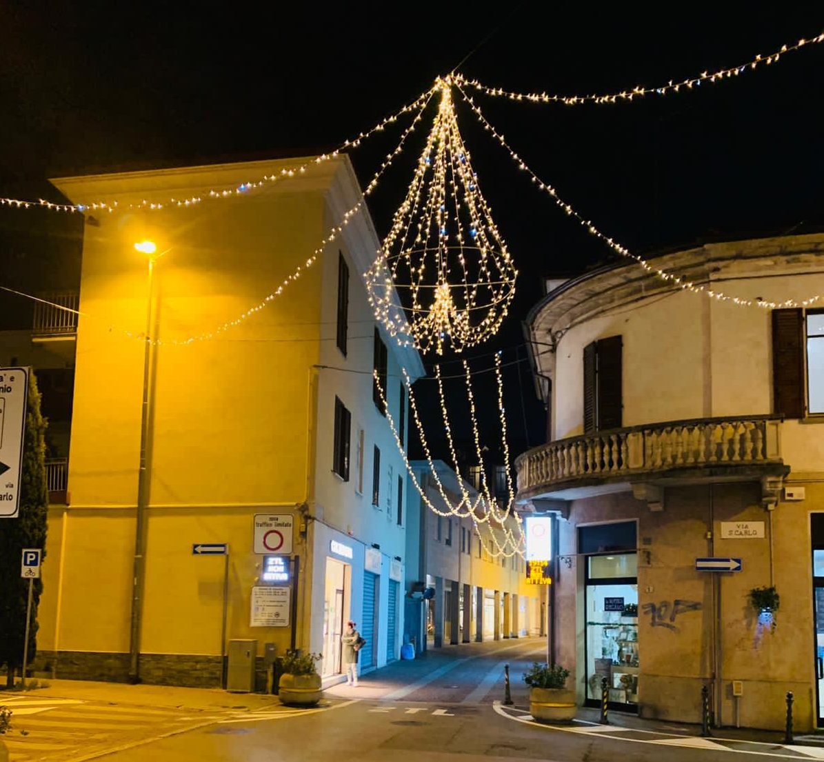 Le luminarie accendono il Natale nelle vie di tutta la città