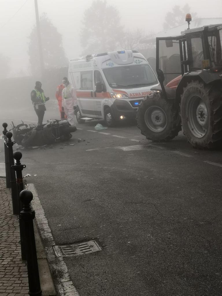 Scontro tra un trattore e una moto a Triuggio: 61enne finisce al Niguarda
