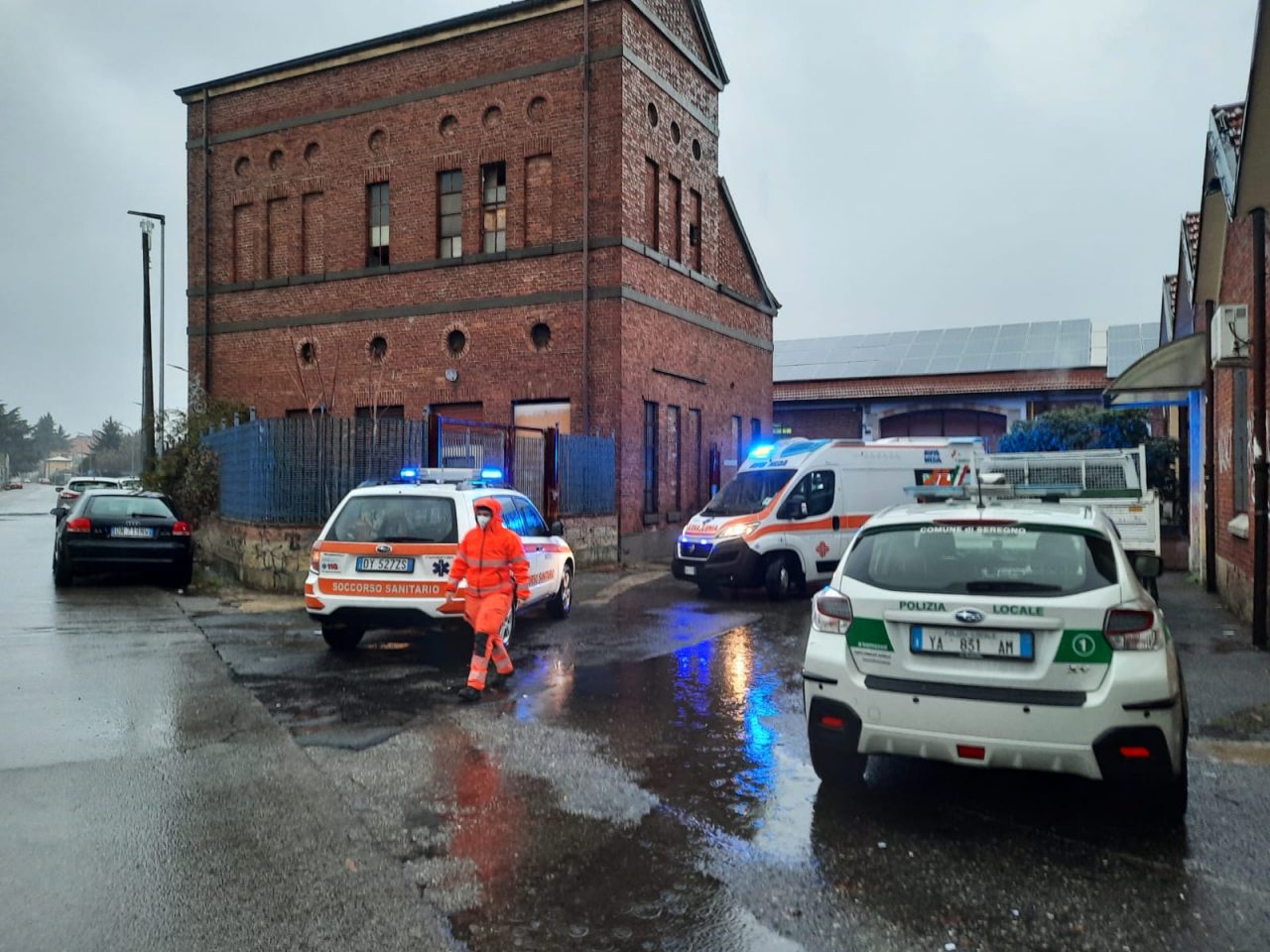 Cade da un ponteggio in un capannone: 63enne in ospedale FOTO