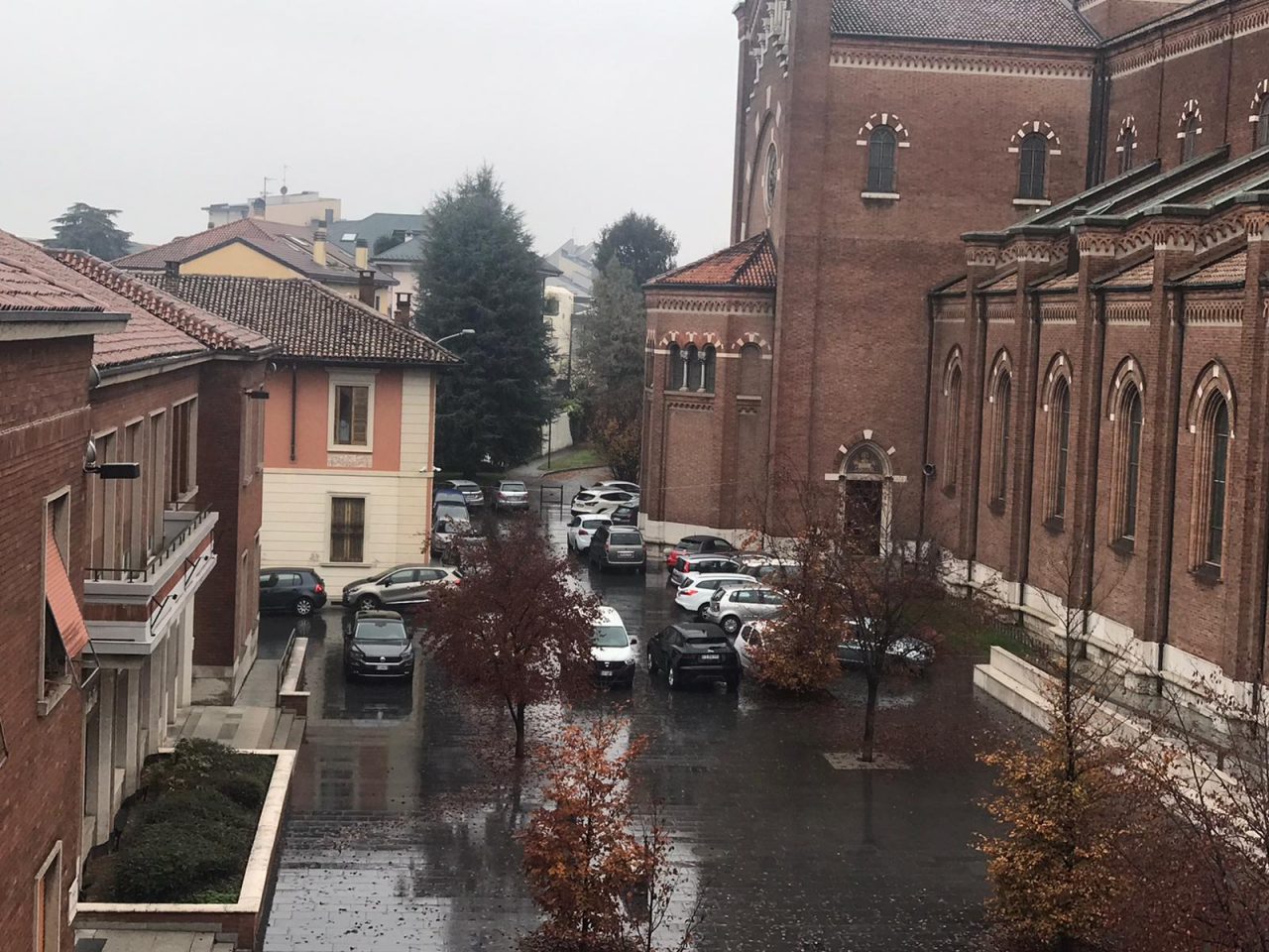 Strisce blu: l’area pedonale invasa dalle automobili – FOTO