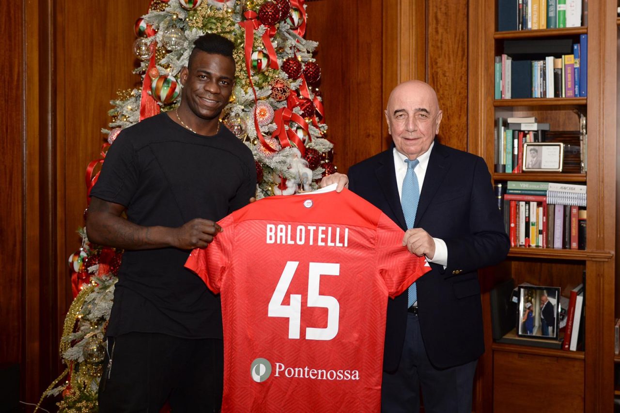 Mario Balotelli ha firmato il contratto, il Monza gli dà il benvenuto FOTO