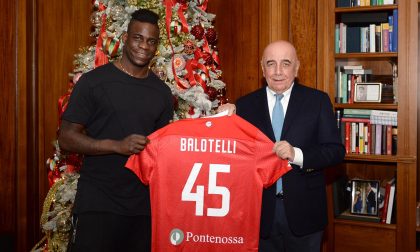 Mario Balotelli ha firmato il contratto, il Monza gli dà il benvenuto FOTO