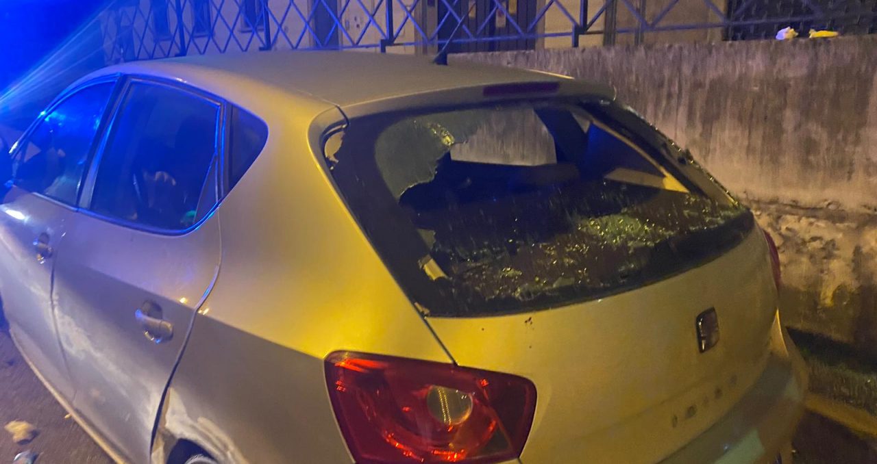 Perde il controllo e si schianta nel sottopasso: dal nervoso prende a pugni l’auto