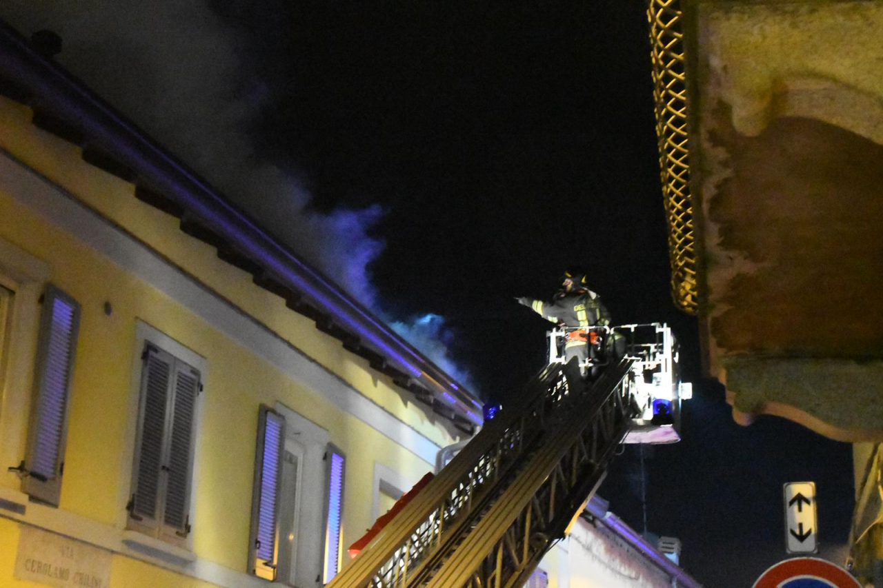 Incendio della canna fumaria si propaga al tetto: intervengono i Vigili del fuoco FOTO