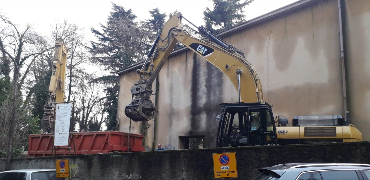 Iniziate le operazioni di demolizione del cinema – FOTO