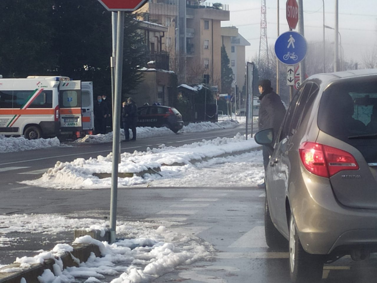 Ghiaccio in strada, due cadute lungo i marciapiedi