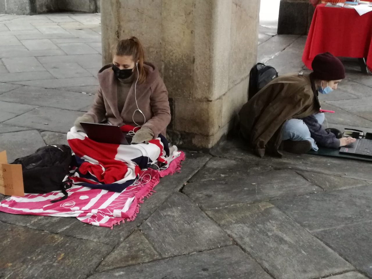 La protesta contro la dad si è spostata sotto l’Arengario