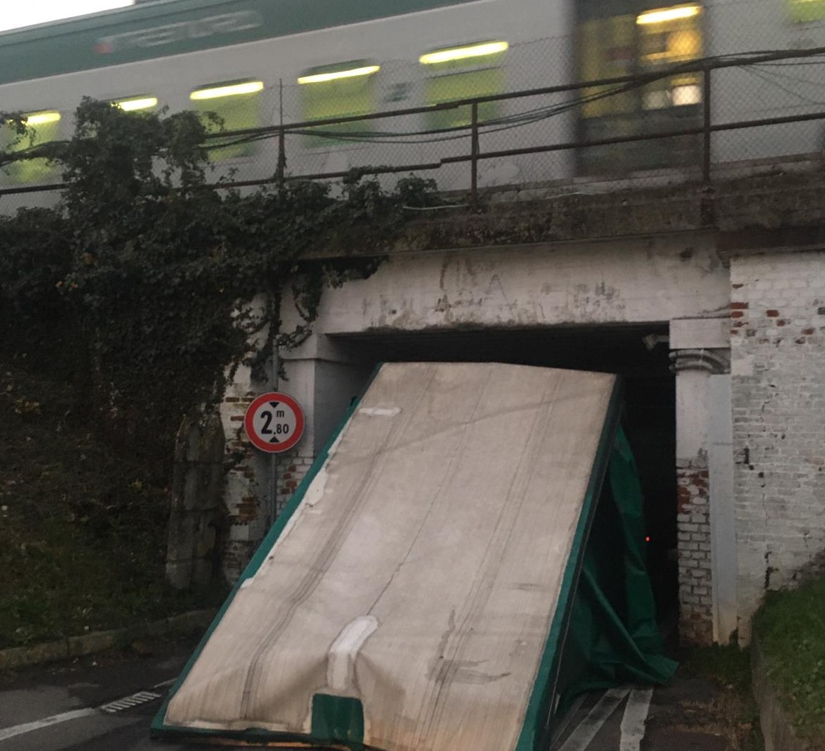 Camion incastrato nel sottopasso ferroviario di via Lampugnani, traffico in tilt