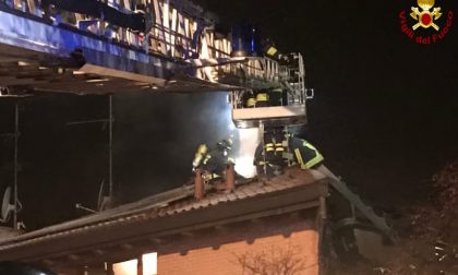 Incendio di una canna fumaria, brucia una parte del tetto