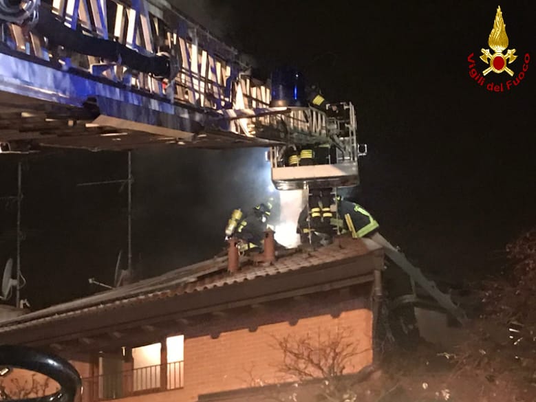 Incendio di una canna fumaria, brucia una parte del tetto