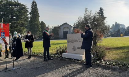 Una stele e un ulivo per non dimenticare le vittime del Covid