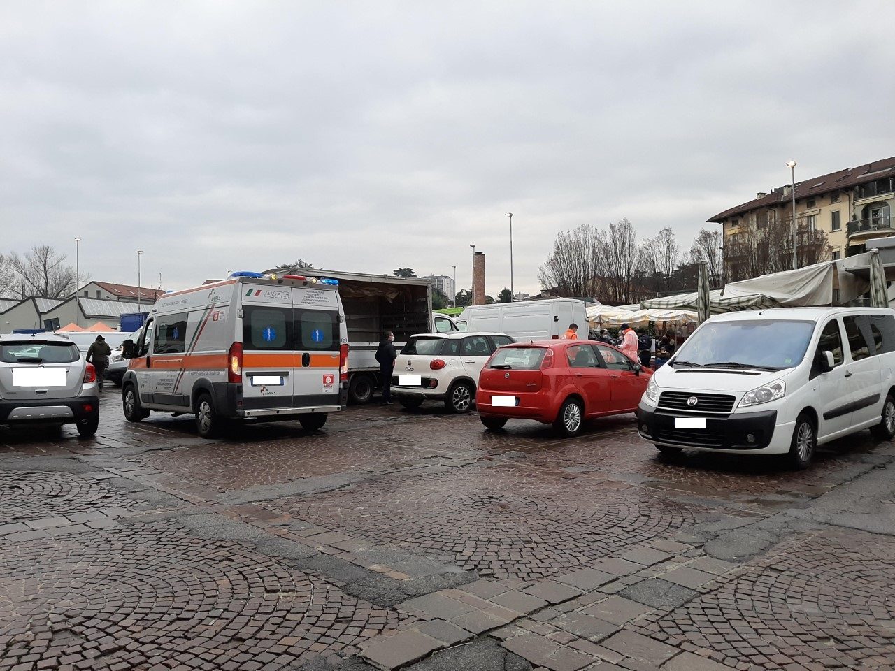 Malore mentre è al mercato: soccorso un 87enne