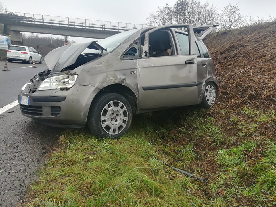 Paura: scontro tra auto, 27enne si ribalta tre volte