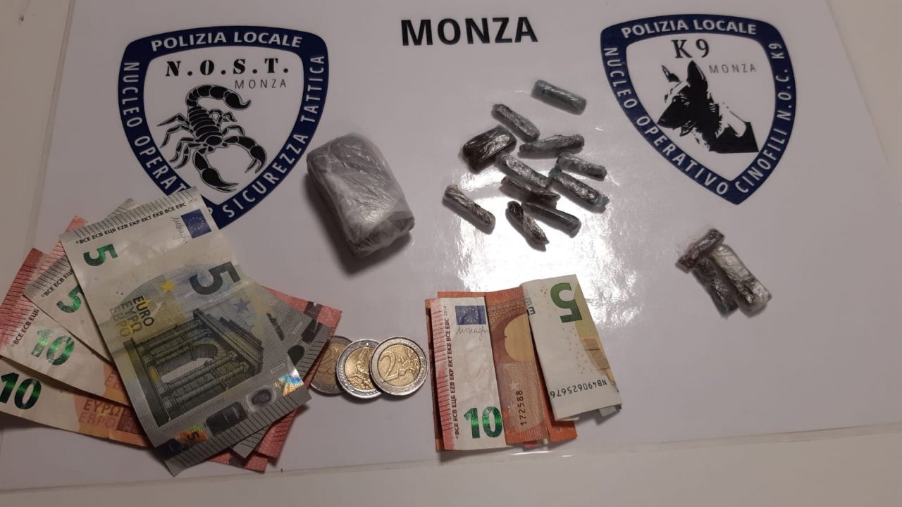 Droga tra le pieghe del maglione: pusher denunciato