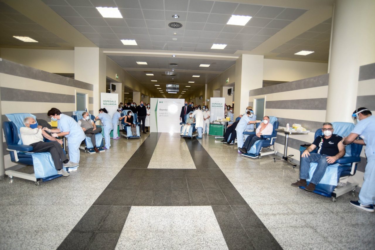 Iniettati i primi vaccini Covid in Lombardia – LE FOTO