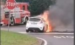 Incidente all'incrocio, l'auto va a fuoco VIDEO