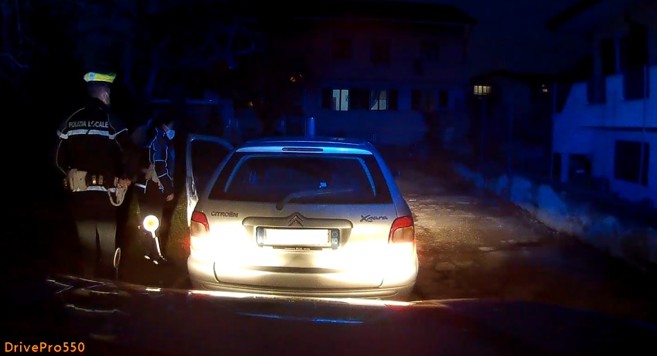 Al volante con la patente revocata scappa all’alt dei vigili, denunciato