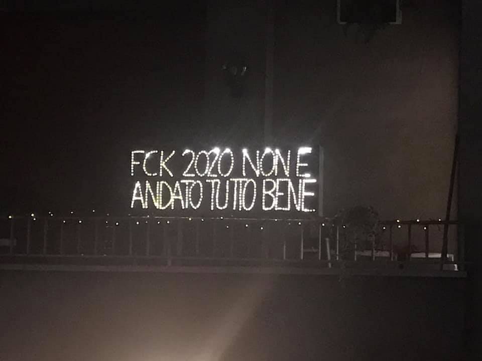 Il Comune fa rimuovere le luminarie contro il Natale… ma poi ne spuntano altre contro il 2020