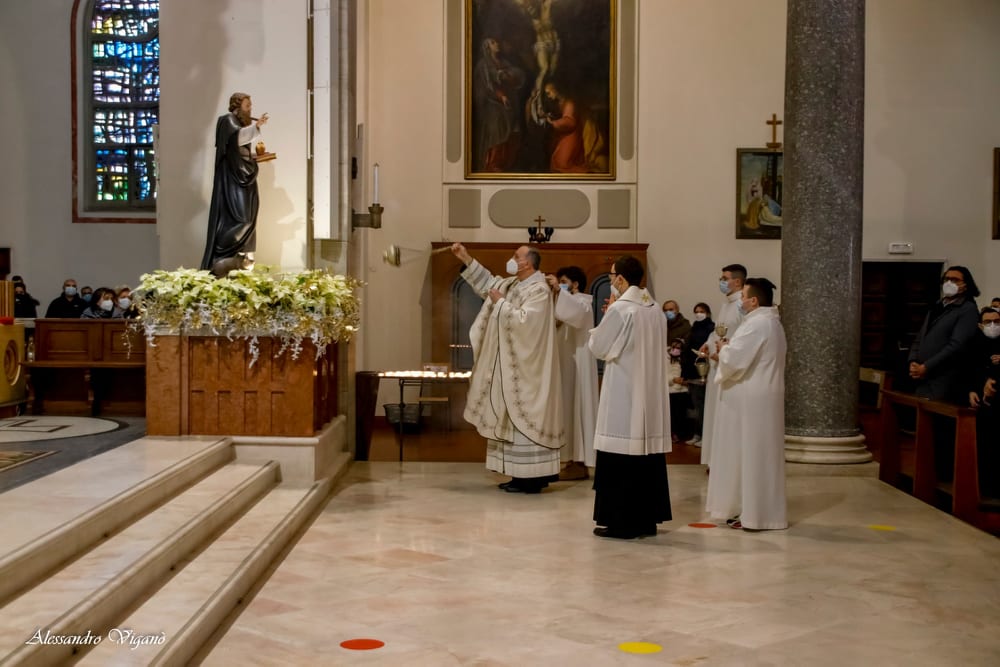 Giussano, i francicoti regalano una statua  di Sant’Antonio alla parrocchia