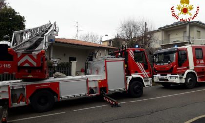 Incendio a Montesiro, arrivano i pompieri