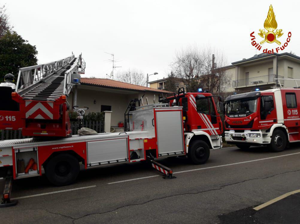Incendio a Montesiro, arrivano i pompieri