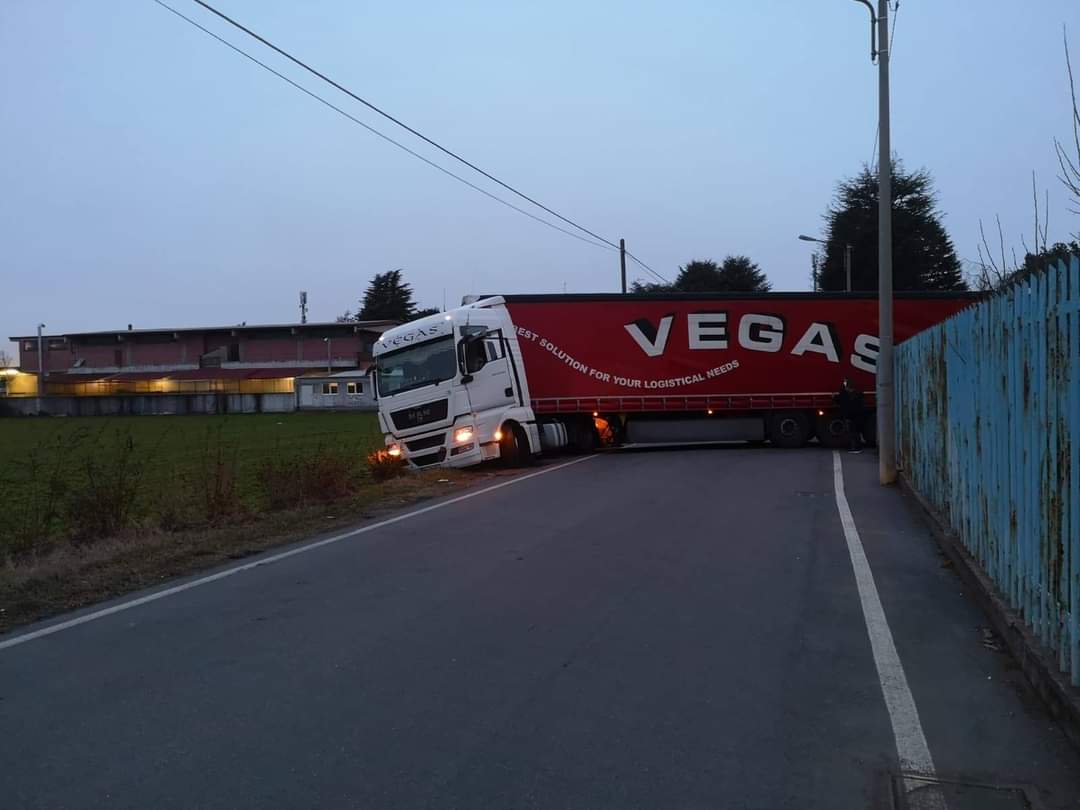 Tir incastrato nel fossato, circolazione bloccata a lungo in via Salvo D’Acquisto