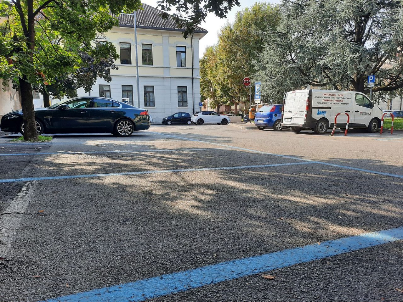 Zona rossa: sospese le strisce blu e i divieti di sosta