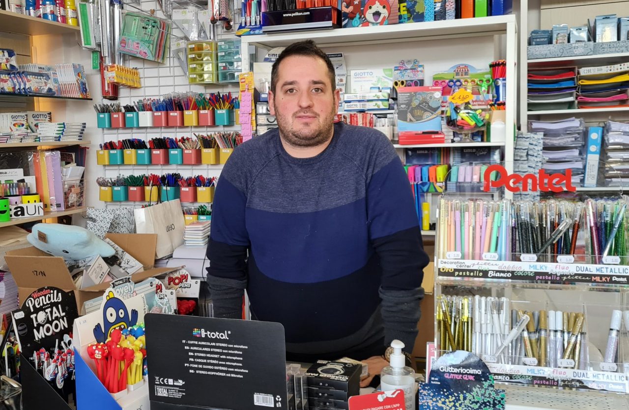 Arcore, un “quaderno sospeso” in cartoleria per le famiglie in difficoltà