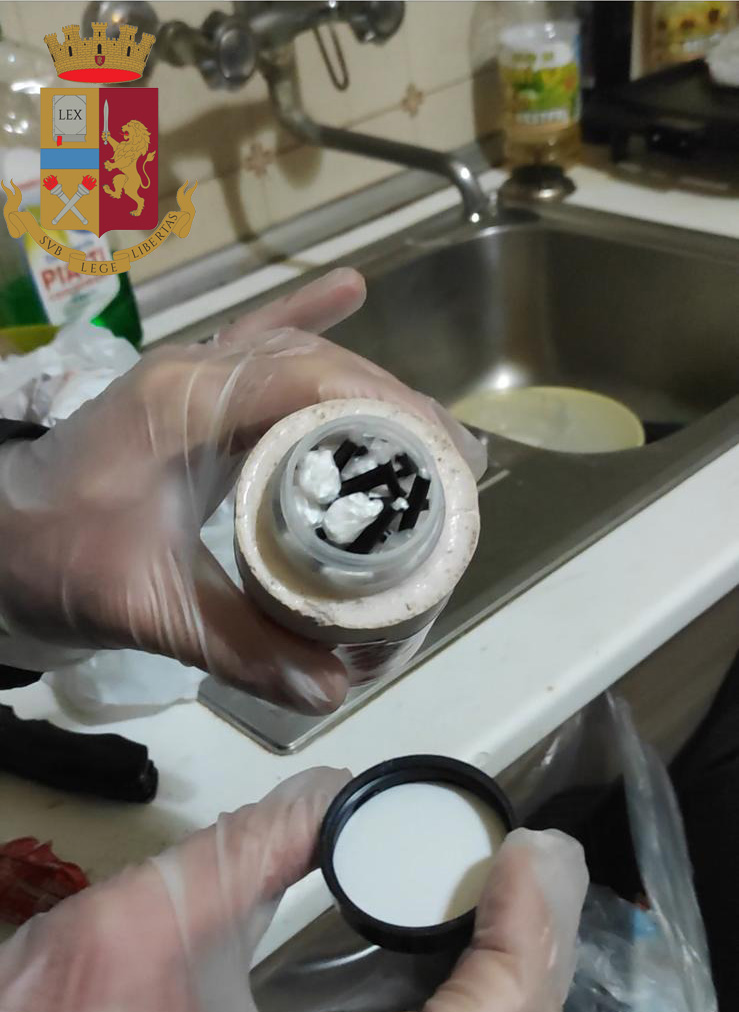 Vendeva droga dalla finestra in una lattina: preso