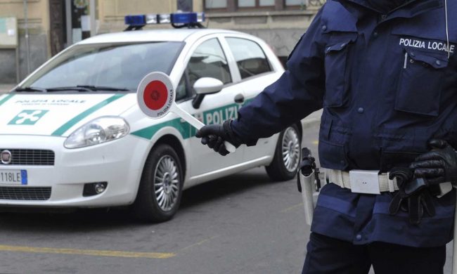 Nel parcheggio per i disabili con il contrassegno rubato, 70enne denunciato