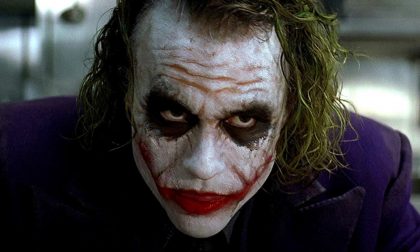 Folle gioco tra adolescenti: si fa sfregiare il viso dal fidanzato per avere “il sorriso di Joker”
