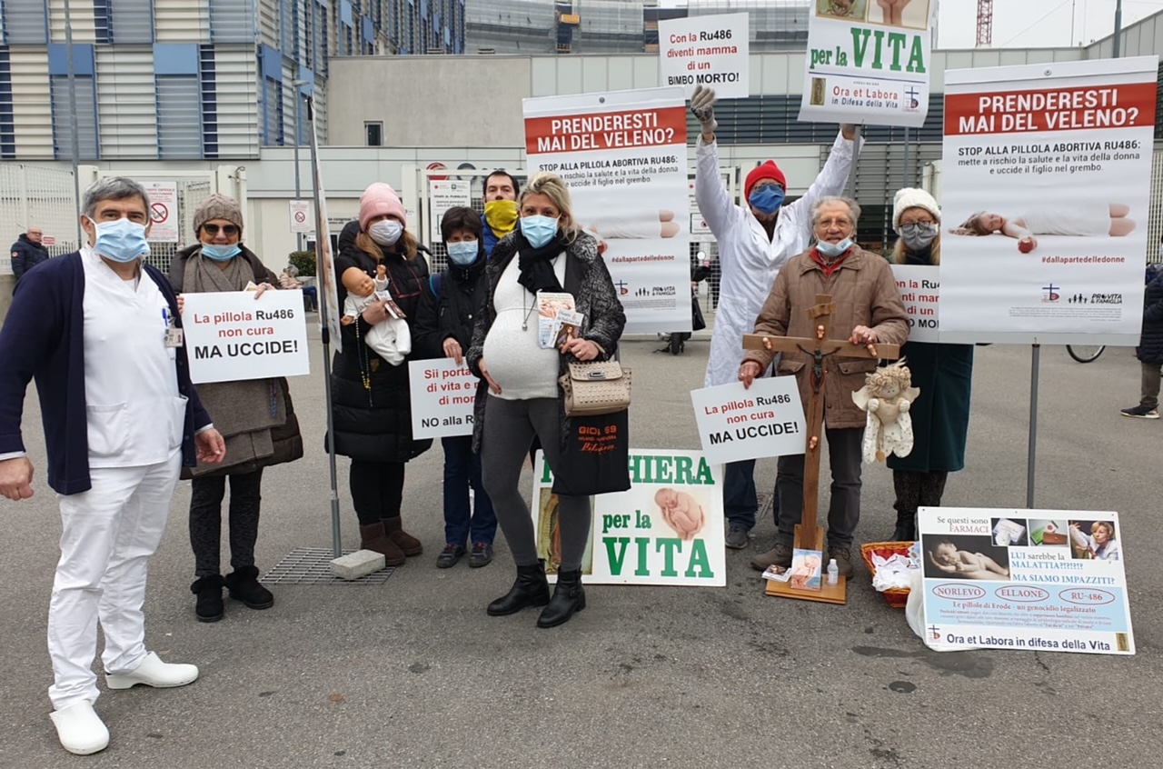 Preghiera antiabortista all’ospedale di Monza, medico e attivisti vengono alle mani