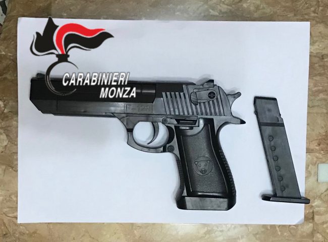 La pistola sequestrata al 46enne di Verano Brianza