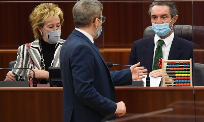 Lombardia zona rossa, donato un pallottoliere a Fontana. Straniero: “Vogliamo i numeri”