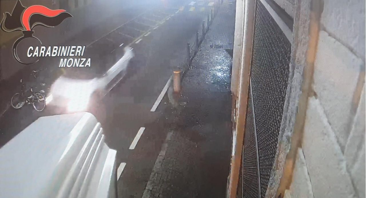 Ubriaca imbocca contromano la strada dei Carabinieri: inseguita e denunciata