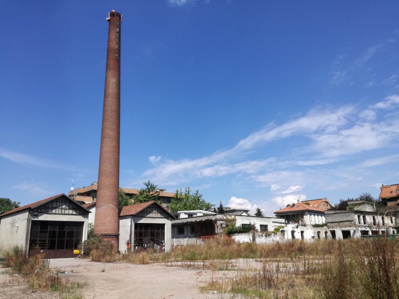 “Un bene da tutelare”: al via la petizione per salvare la ciminiera dell’area ex Scotti