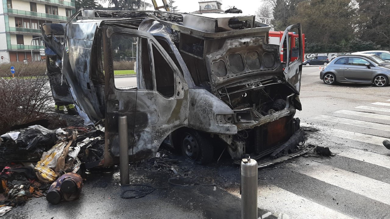Furgone a fuoco in piazza Citterio: rogo domato dai Vigili del fuoco