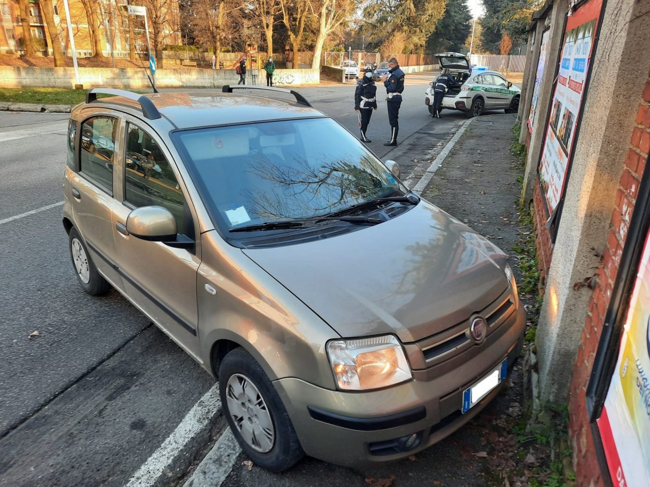 Auto esce di strada e finisce contro un muro FOTO