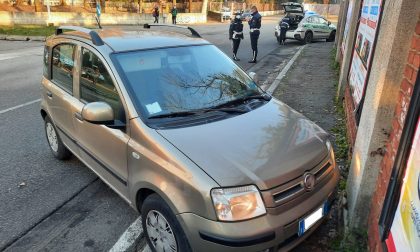 Auto esce di strada e finisce contro un muro FOTO