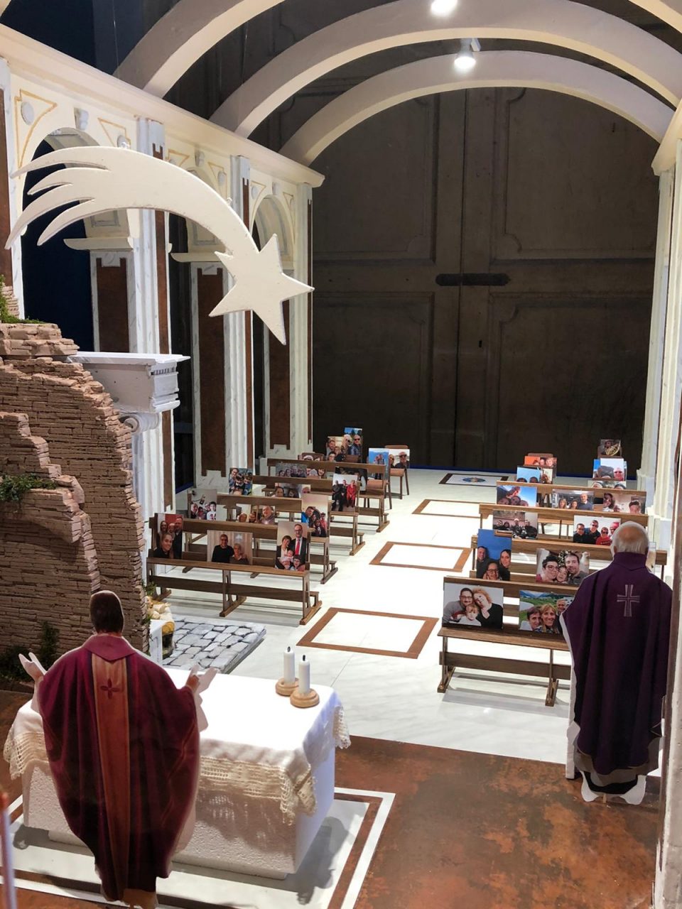 Robbiano, nel presepe le foto dei fedeli