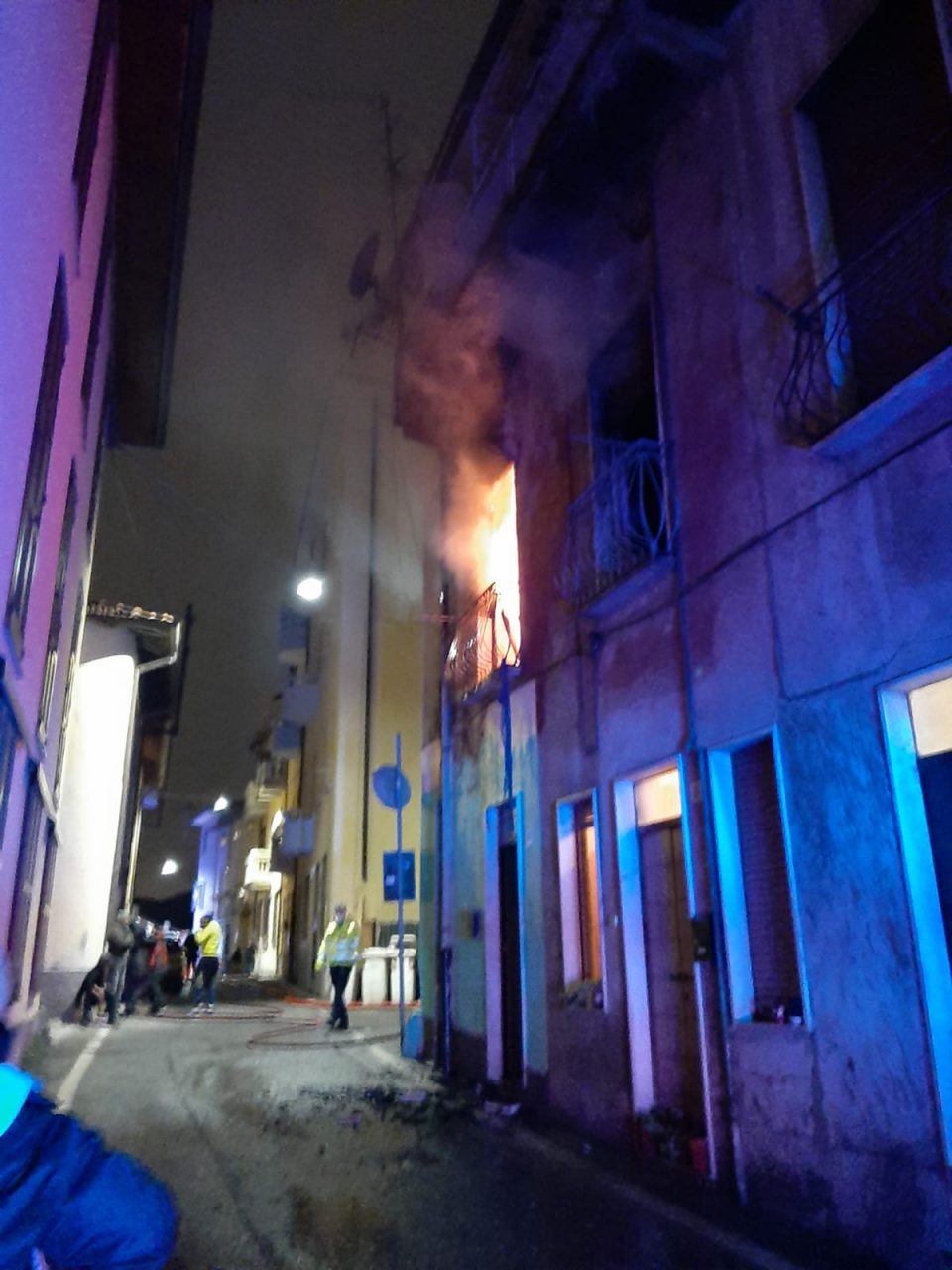 Incendio in via Garibaldi, a fuoco un’abitazione
