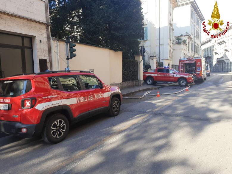 Incendio nel negozio di tatuaggi