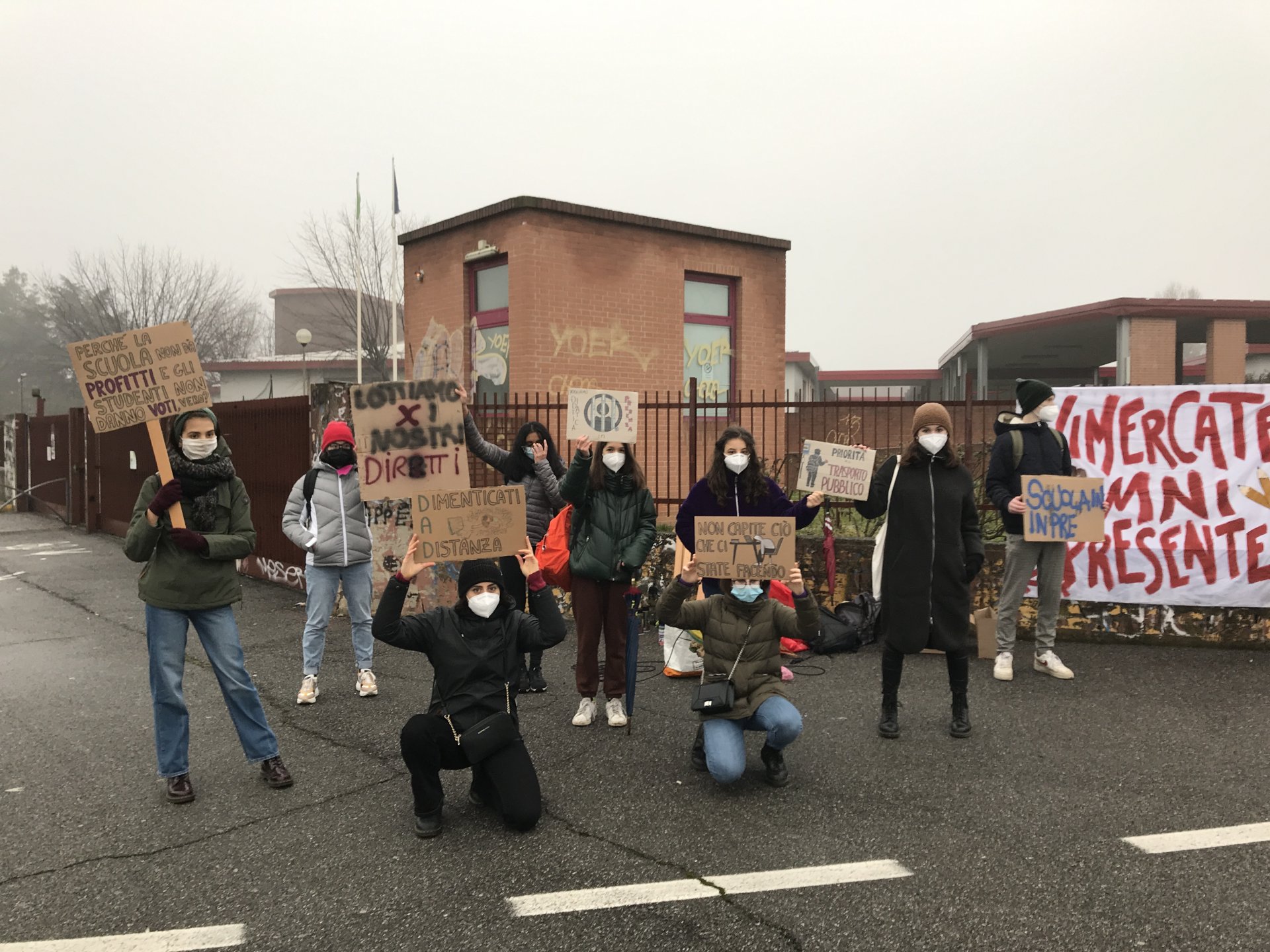 Vimercate Omnicomprensivo sciopero studenti protesta chiusura scuola Covid
