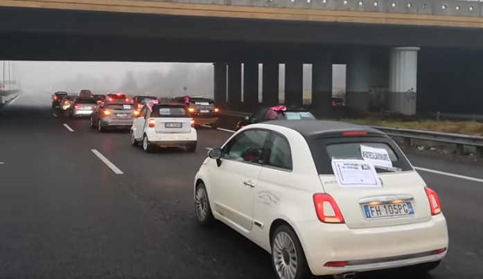 Il corteo funebre dei ristoratori blocca la Valassina