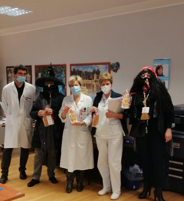 Le Befane portano ul papurott a medici e infermieri