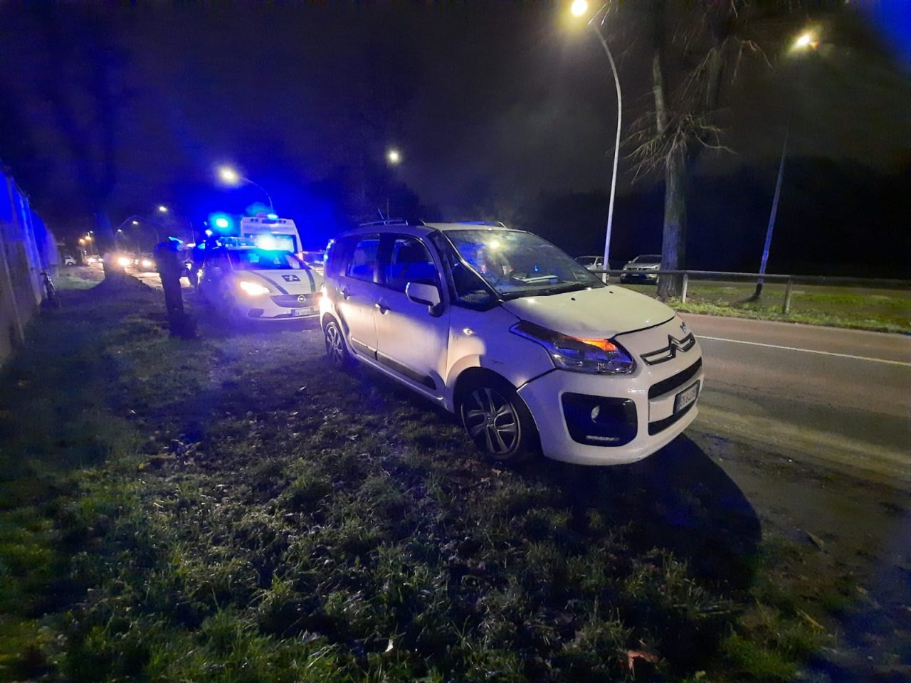 Investito mentre attraversa la strada FOTO