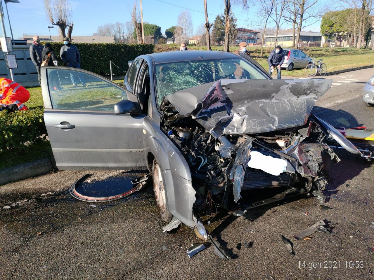Incidente tra più mezzi a Lentate: cinque feriti tra cui una donna incinta