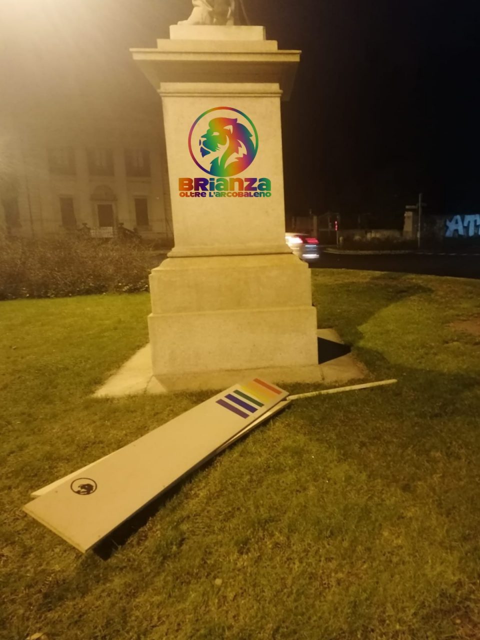 Vandalizzato il monolite arcobaleno al Re De Sass