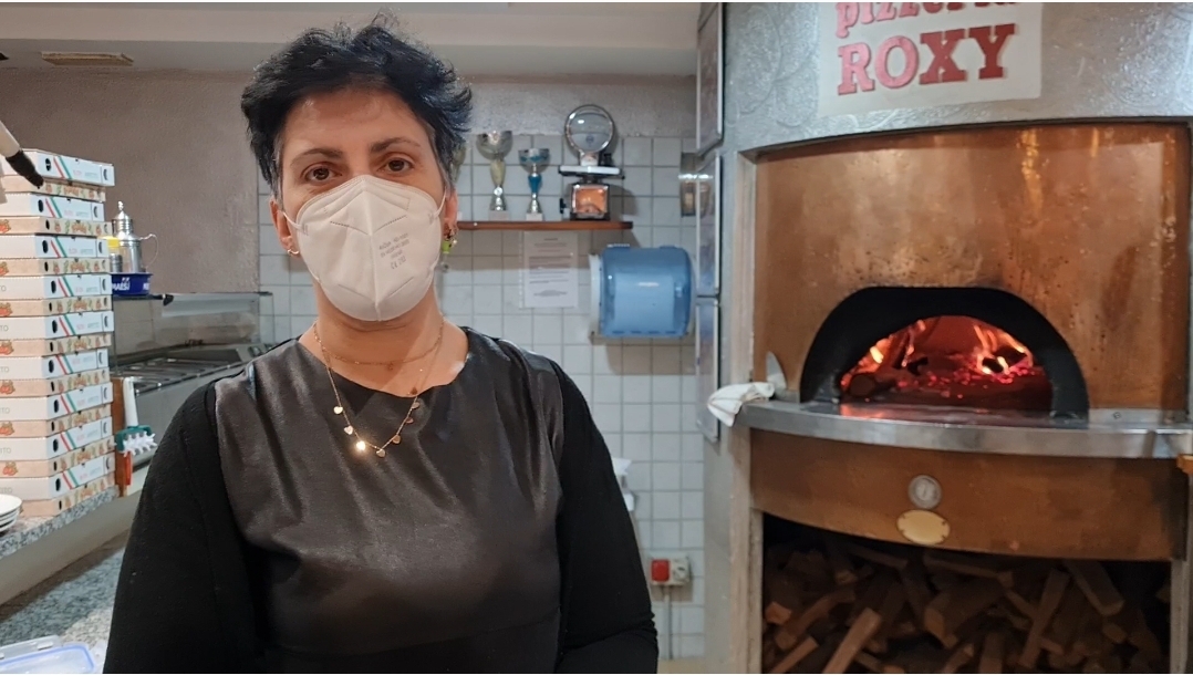 La pizzeria resta aperta, venti clienti multati: lo sfogo della titolare VIDEO