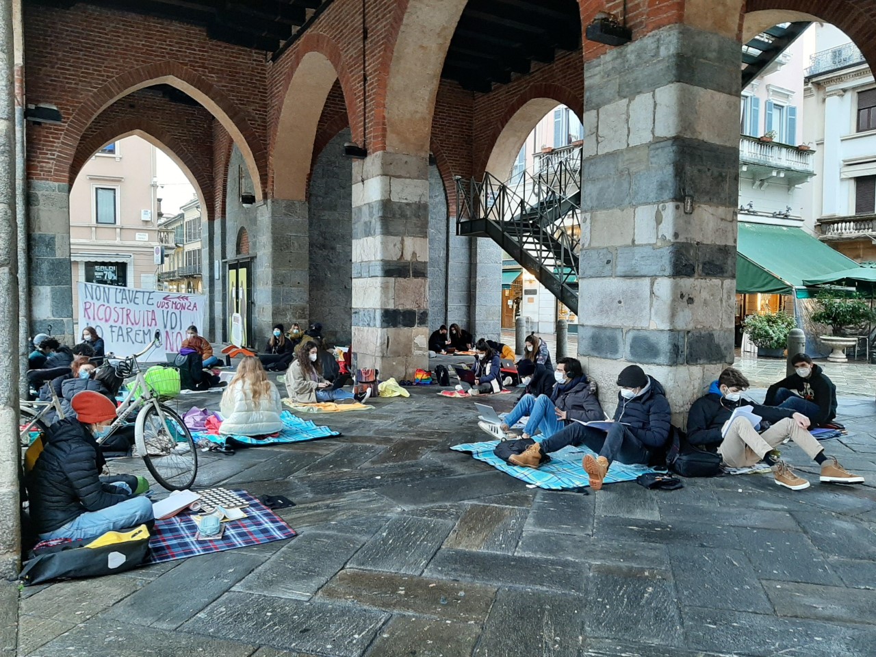 Sit-in degli studenti delle superiori per un rientro a scuola in sicurezza